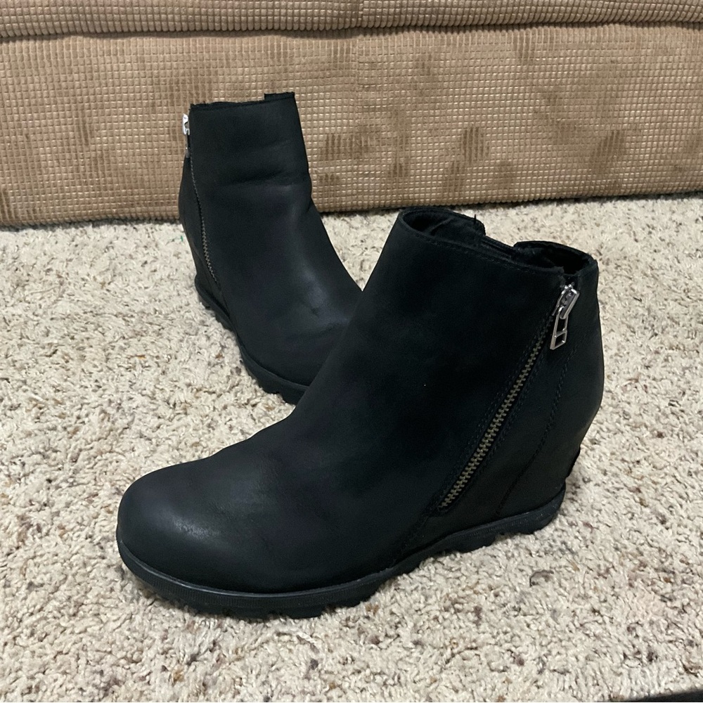 Sleek Black Wedge Ankle Boots with Zipper - Picture 11 of 12
